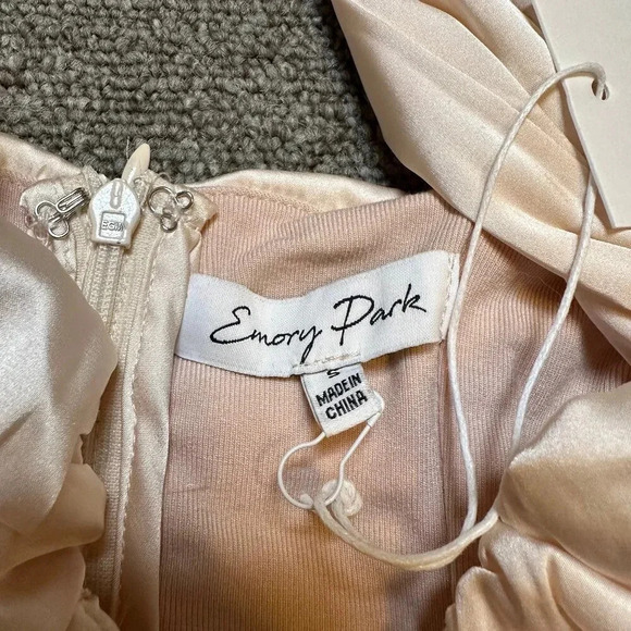 NWT Emory Park Glam Days Cream Sleeveless Ruched Satin Bodysuit Small - Picture 3 of 8